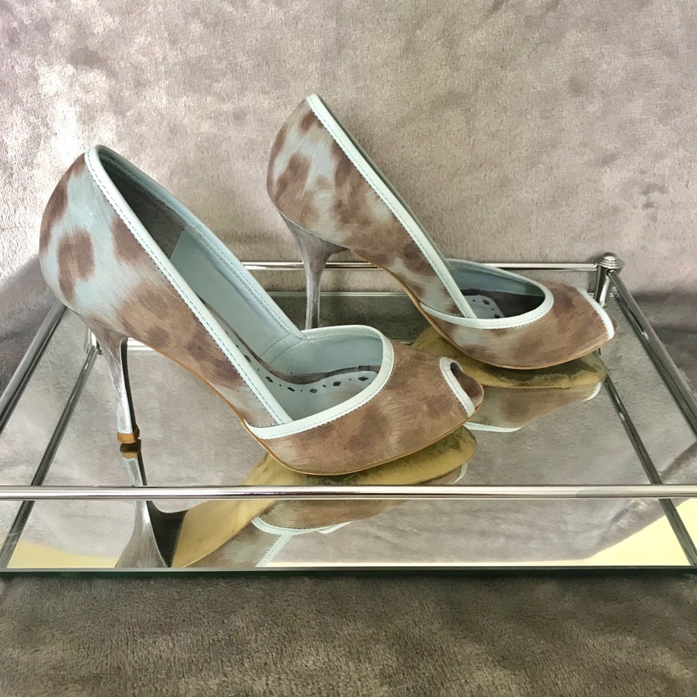 BCBG ♾ RARE ♾ peep toe pumps RARE style - Picture 5 of 5
